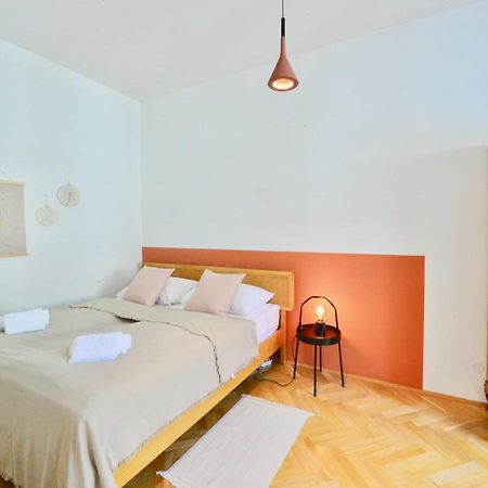 Beautiful Flat Next To Karlskirche Виена Екстериор снимка
