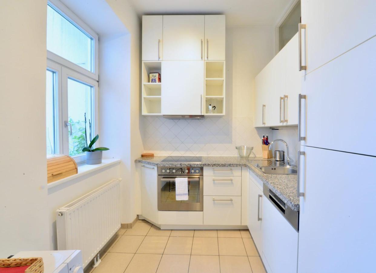 Beautiful Flat Next To Karlskirche Виена Екстериор снимка