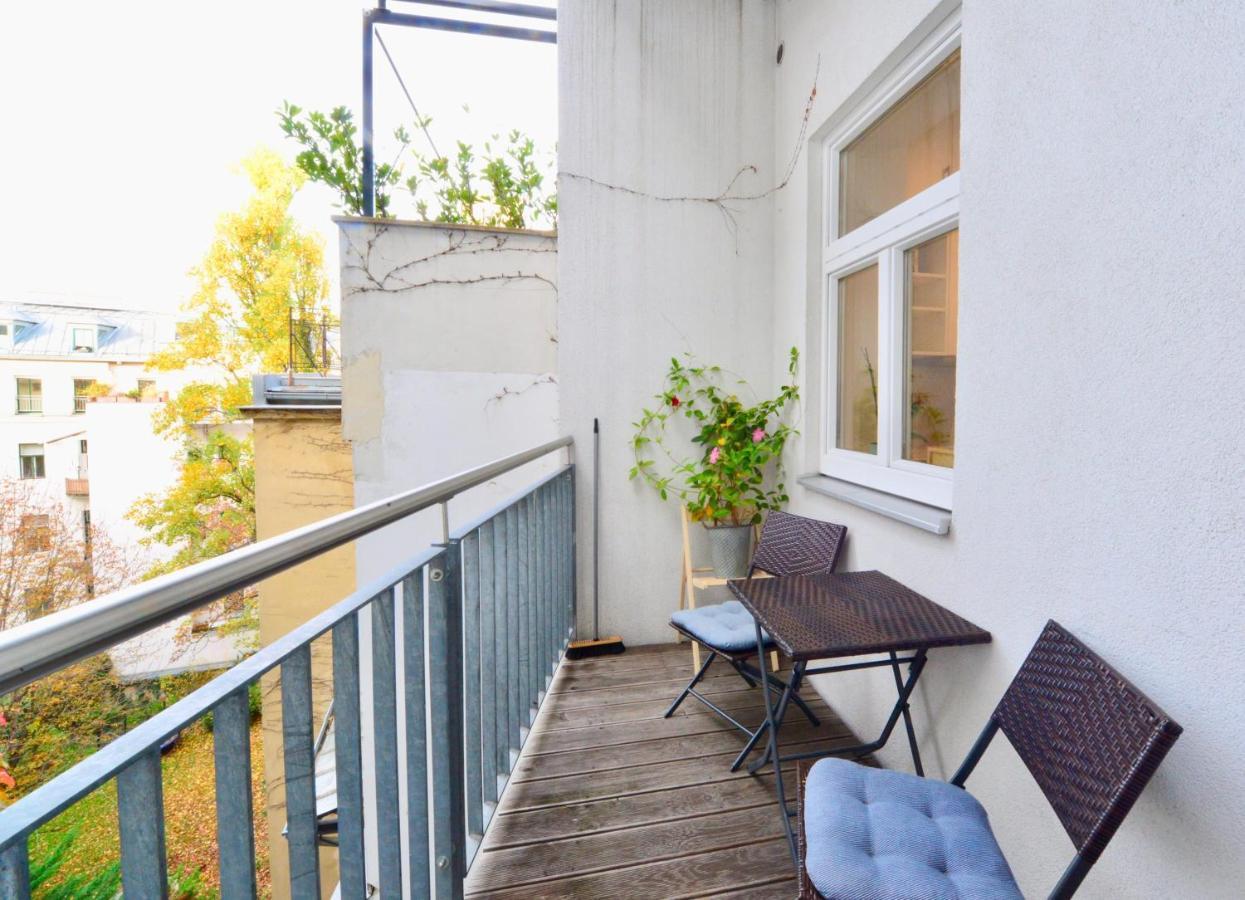 Beautiful Flat Next To Karlskirche Виена Екстериор снимка