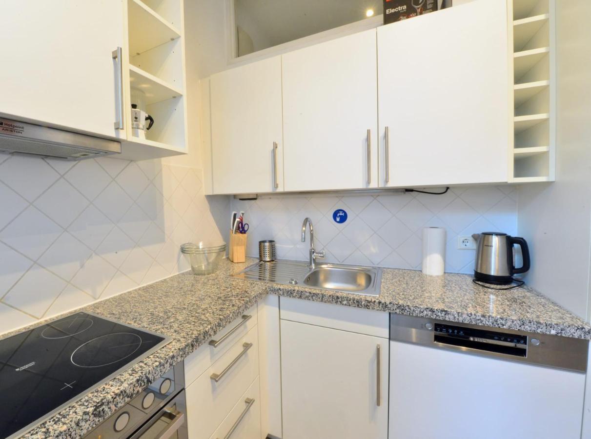 Beautiful Flat Next To Karlskirche Виена Екстериор снимка
